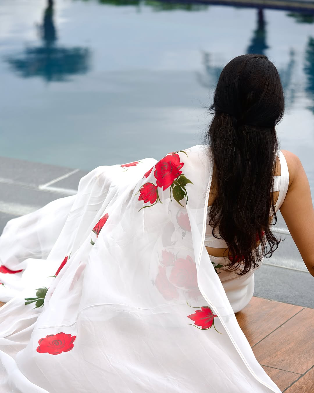 New One Minute Ready To Wear Pure Soft Georgette Silk White Saree With Beautiful Red Colour Flower Design With White Colour Unstiched Blouse Piece