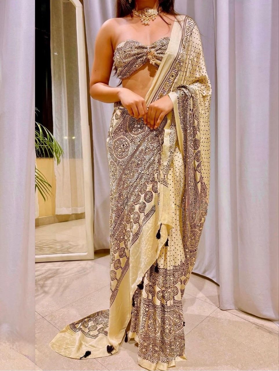 Ivory Gajji Silk Heavy Mirror Work Saree With Printed Border & Pallu With Matching Blouse Piece