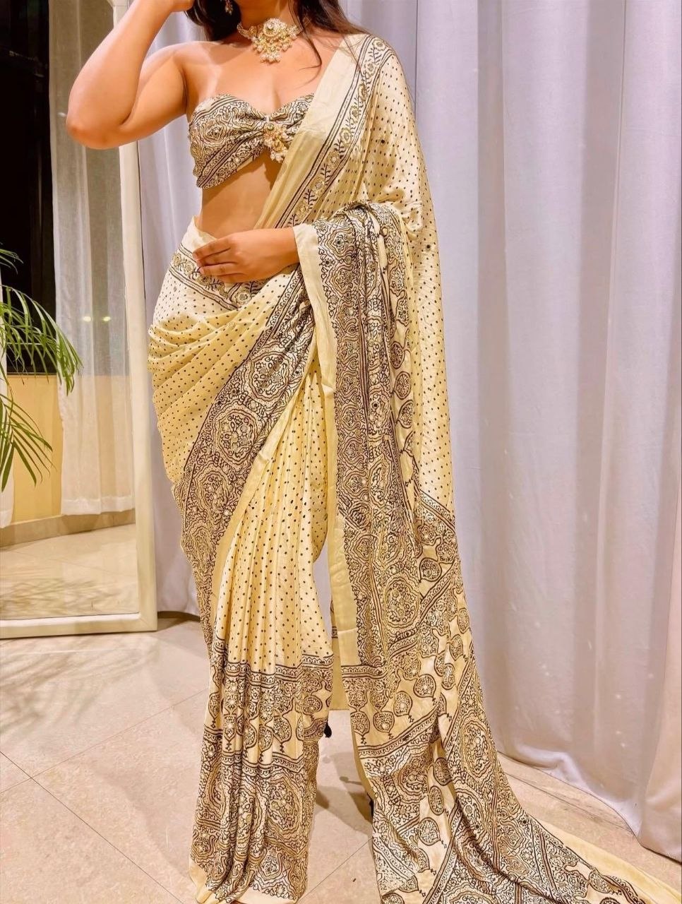Ivory Gajji Silk Heavy Mirror Work Saree With Printed Border & Pallu With Matching Blouse Piece