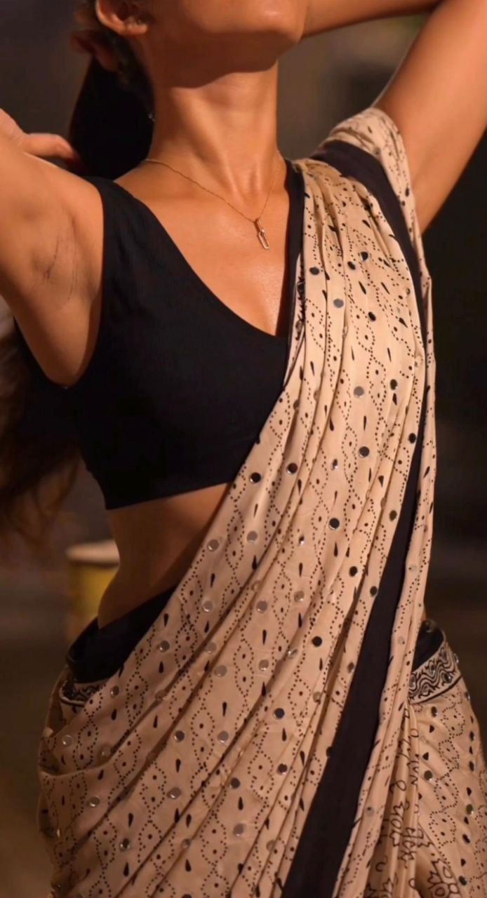 Cream Bandhani Print Saree With Black Printed Border & Pallu With Matching Blouse Piece