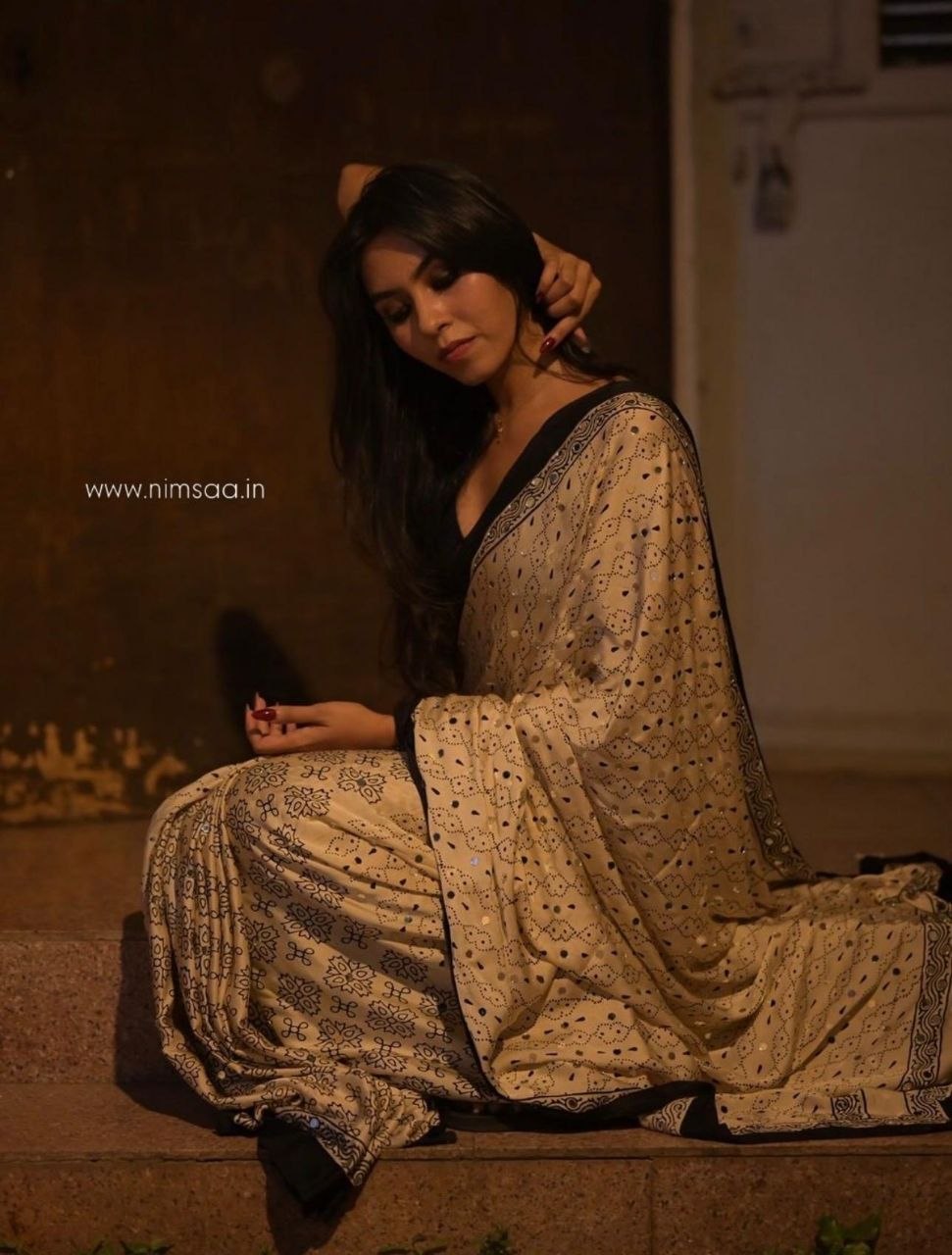 Cream Bandhani Print Saree With Black Printed Border & Pallu With Matching Blouse Piece
