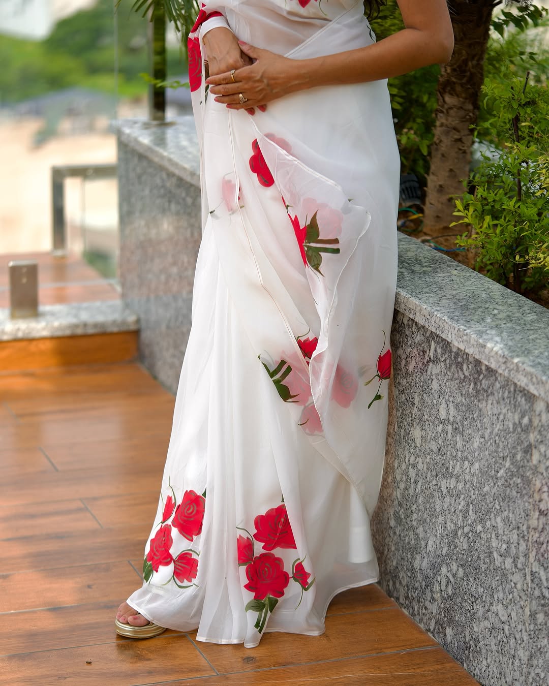 New One Minute Ready To Wear  Pure Soft Georgette Silk White Saree With Beautiful Red Colour Flower Design With White Colour Unstiched Blouse Piece
